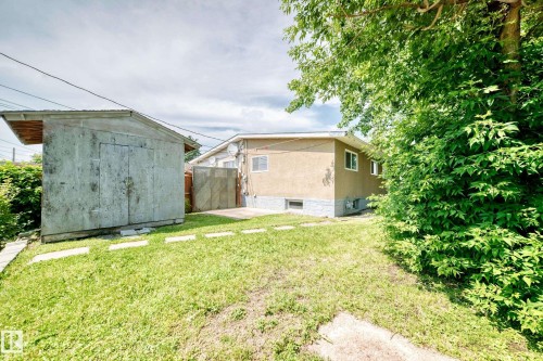 11607 137 Avenue Nw, Edmonton, AB - Outdoor