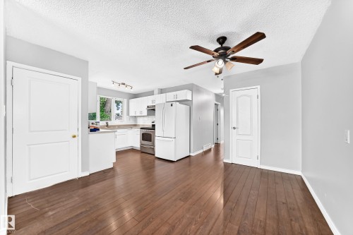 11607 137 Avenue Nw, Edmonton, AB - Indoor Photo Showing Kitchen