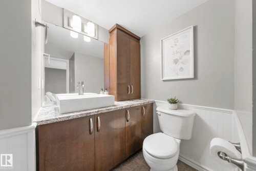 #105 11011 86 Av Nw, Edmonton, AB - Indoor Photo Showing Bathroom
