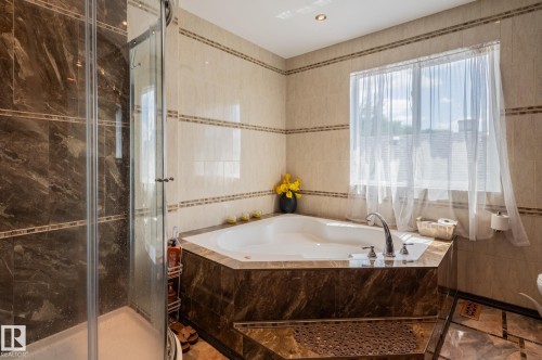 11916 71 Street Nw, Edmonton, AB - Indoor Photo Showing Bathroom