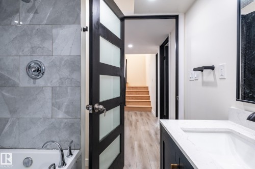 11916 71 Street Nw, Edmonton, AB - Indoor Photo Showing Bathroom