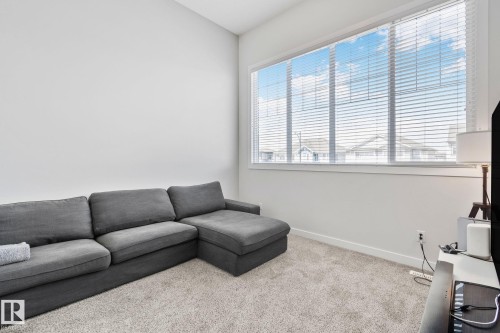 Bright room featuring a wide window with blinds, light gray carpeting, and neutral white walls - 249 39A Avenue, Edmonton, AB - Indoor