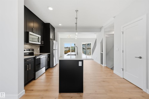 #4 11910 35 Av Sw, Edmonton, AB - Indoor Photo Showing Kitchen