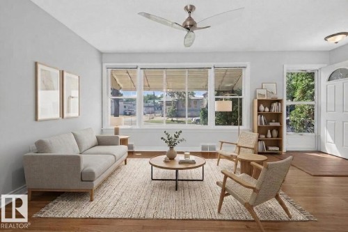 8817 91 Street Nw, Edmonton, AB - Indoor Photo Showing Living Room