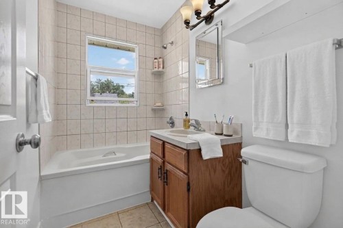 8817 91 Street Nw, Edmonton, AB - Indoor Photo Showing Bathroom