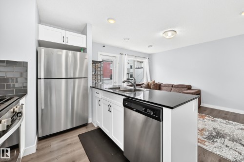 #72 1530 Tamarack Bv Nw, Edmonton, AB - Indoor Photo Showing Kitchen With Double Sink