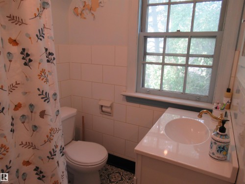 100 Argentia Beach, Rural Wetaskiwin County, AB - Indoor Photo Showing Bathroom