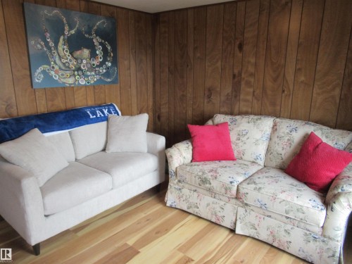 100 Argentia Beach, Rural Wetaskiwin County, AB - Indoor Photo Showing Living Room