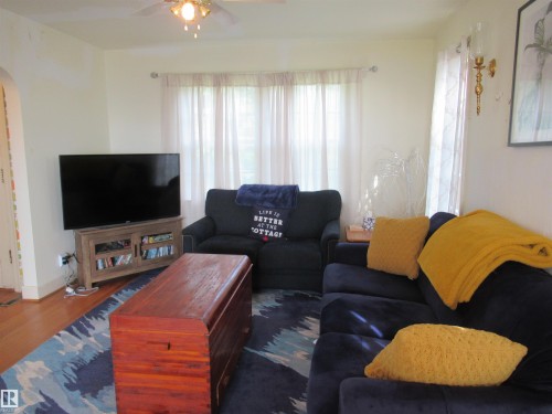 100 Argentia Beach, Rural Wetaskiwin County, AB - Indoor Photo Showing Living Room