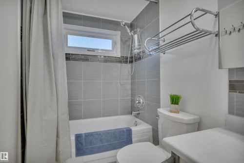 121 Willow Park Estates, Leduc, AB - Indoor Photo Showing Bathroom