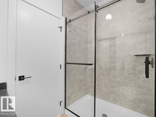 3327 Chernowski Way, Edmonton, AB - Indoor Photo Showing Bathroom