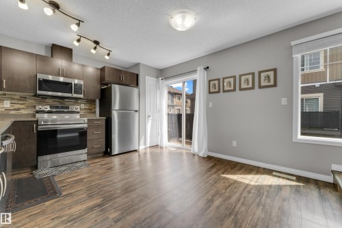 #45 1030 Chappelle Bv Sw, Edmonton, AB - Indoor Photo Showing Kitchen