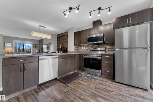 #45 1030 Chappelle Bv Sw, Edmonton, AB - Indoor Photo Showing Kitchen With Upgraded Kitchen