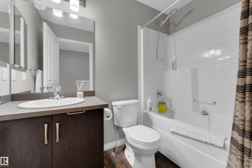 #45 1030 Chappelle Bv Sw, Edmonton, AB - Indoor Photo Showing Bathroom