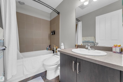 #45 1030 Chappelle Bv Sw, Edmonton, AB - Indoor Photo Showing Bathroom