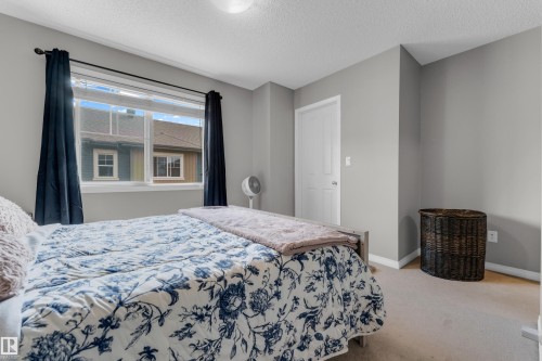#45 1030 Chappelle Bv Sw, Edmonton, AB - Indoor Photo Showing Bedroom