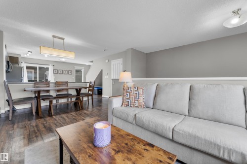 #45 1030 Chappelle Bv Sw, Edmonton, AB - Indoor Photo Showing Living Room