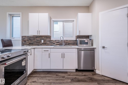 15928 100 Avenue Nw, Edmonton, AB - Indoor Photo Showing Kitchen With Stainless Steel Kitchen