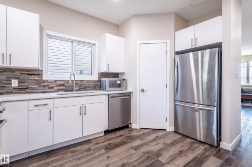 15928 100 Avenue Nw, Edmonton, AB - Indoor Photo Showing Kitchen With Stainless Steel Kitchen