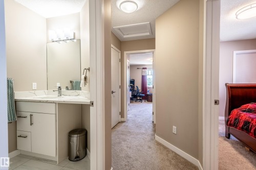 15928 100 Avenue Nw, Edmonton, AB - Indoor Photo Showing Bathroom