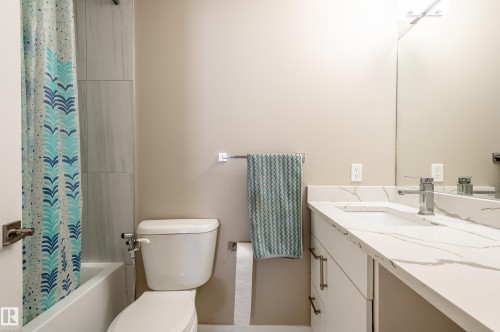 15928 100 Avenue Nw, Edmonton, AB - Indoor Photo Showing Bathroom