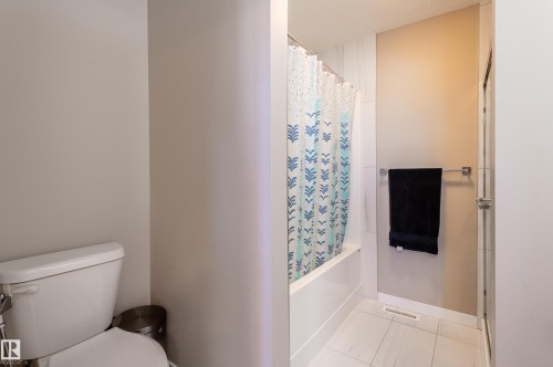 15928 100 Avenue Nw, Edmonton, AB - Indoor Photo Showing Bathroom