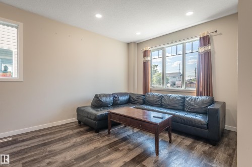 15928 100 Avenue Nw, Edmonton, AB - Indoor Photo Showing Living Room