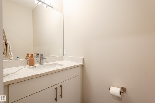15928 100 Avenue Nw, Edmonton, AB - Indoor Photo Showing Bathroom