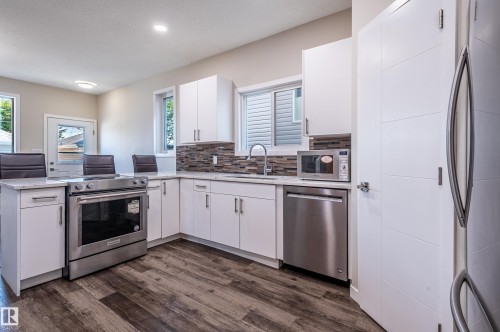 15928 100 Avenue Nw, Edmonton, AB - Indoor Photo Showing Kitchen