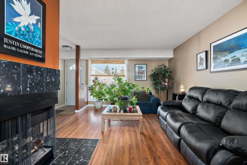#64 2204 118 St Nw, Edmonton, AB - Indoor Photo Showing Living Room