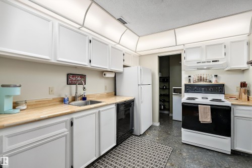 #64 2204 118 St Nw, Edmonton, AB - Indoor Photo Showing Kitchen