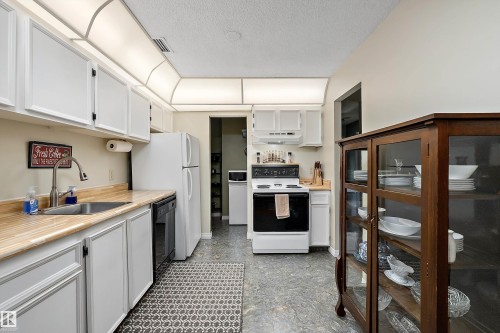 #64 2204 118 St Nw, Edmonton, AB - Indoor Photo Showing Kitchen