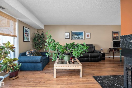 #64 2204 118 St Nw, Edmonton, AB - Indoor Photo Showing Living Room
