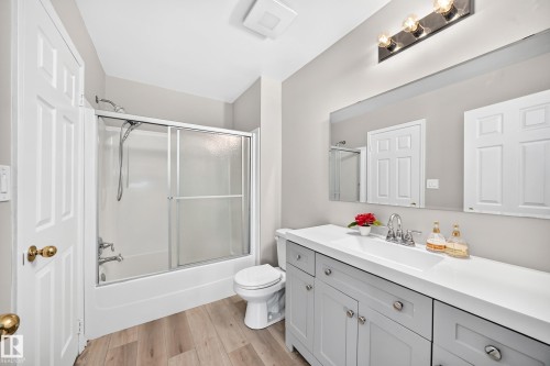5234 118 Avenue Nw, Edmonton, AB - Indoor Photo Showing Bathroom