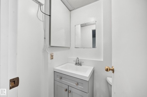 5234 118 Avenue Nw, Edmonton, AB - Indoor Photo Showing Bathroom