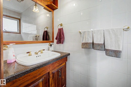6115 152A Avenue Nw, Edmonton, AB - Indoor Photo Showing Bathroom