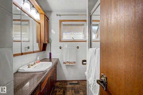 6115 152A Avenue Nw, Edmonton, AB - Indoor Photo Showing Bathroom