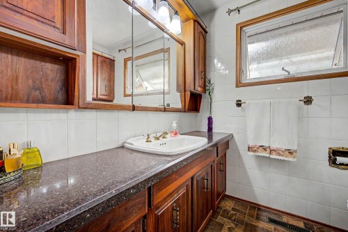 6115 152A Avenue Nw, Edmonton, AB - Indoor Photo Showing Bathroom