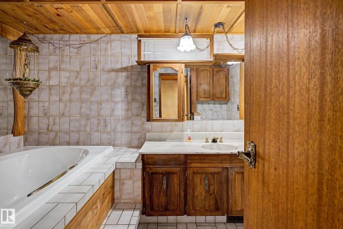 6115 152A Avenue Nw, Edmonton, AB - Indoor Photo Showing Bathroom
