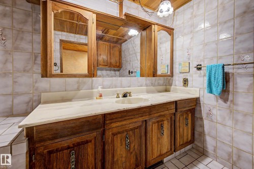 6115 152A Avenue Nw, Edmonton, AB - Indoor Photo Showing Bathroom