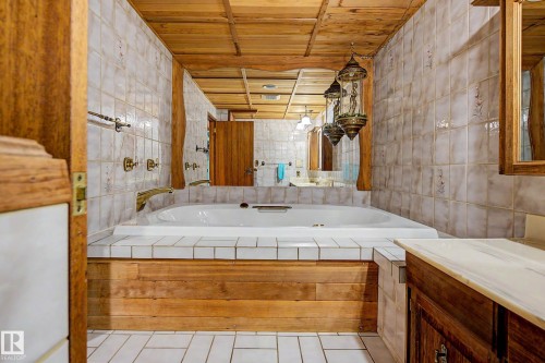 6115 152A Avenue Nw, Edmonton, AB - Indoor Photo Showing Bathroom