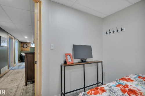 Light gray wall paneling and a drop ceiling - 5302 52 Ave, Wetaskiwin, AB - Indoor Photo Showing Bedroom
