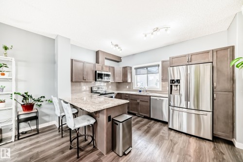 259 Robinson Drive, Leduc, AB - Indoor Photo Showing Kitchen With Upgraded Kitchen
