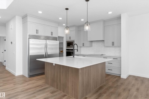 2224 5 Avenue Nw, Edmonton, AB - Indoor Photo Showing Kitchen With Upgraded Kitchen