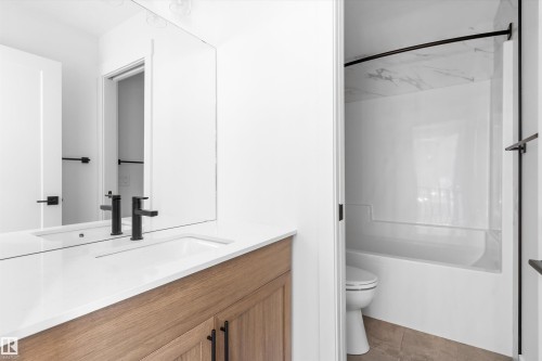 2224 5 Avenue Nw, Edmonton, AB - Indoor Photo Showing Bathroom
