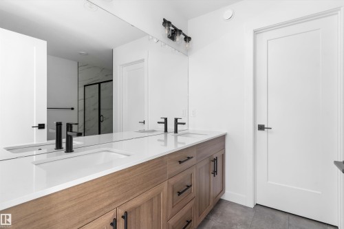 2224 5 Avenue Nw, Edmonton, AB - Indoor Photo Showing Bathroom
