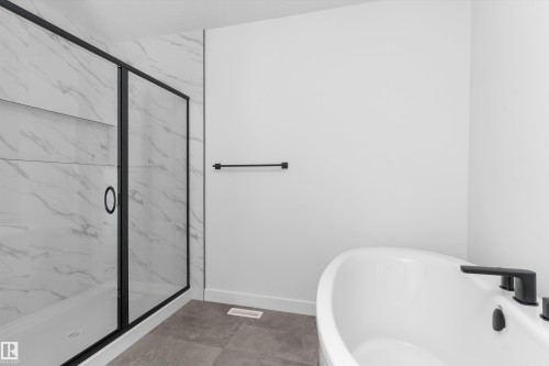 2224 5 Avenue Nw, Edmonton, AB - Indoor Photo Showing Bathroom