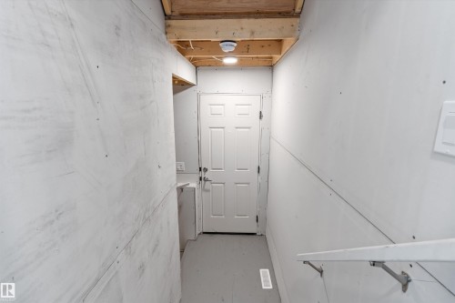 2224 5 Avenue Nw, Edmonton, AB - Indoor Photo Showing Other Room