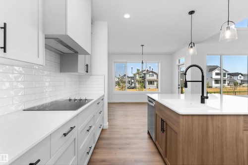 2224 5 Avenue Nw, Edmonton, AB - Indoor Photo Showing Kitchen With Upgraded Kitchen