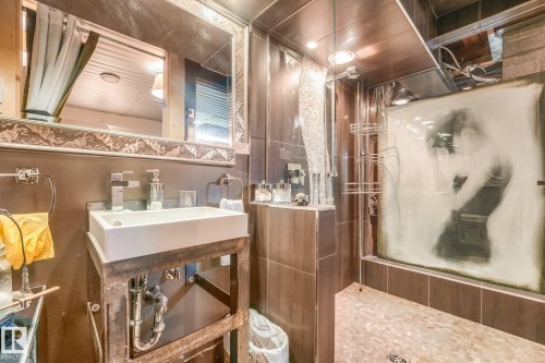 11836 135 Street Nw, Edmonton, AB - Indoor Photo Showing Bathroom
